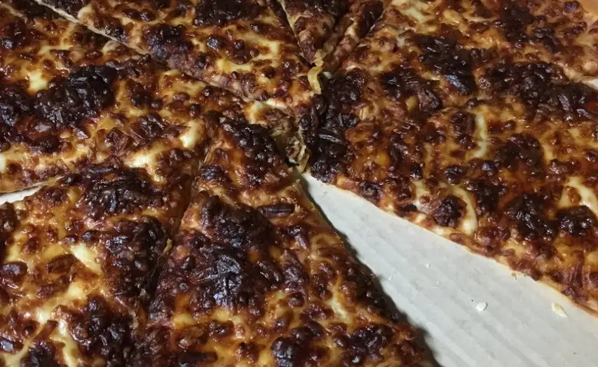 burnt pizza Homemade Pizza Making Mistakes To Avoid