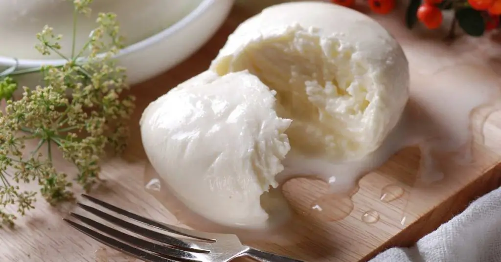 Which Mozzarella Cheese Is Best For Pizza? Low-Moisture Mozzarella Vs Fresh 7 best cheese for pizza 3 Which Mozzarella Cheese Is Best For Pizza? Low-Moisture Mozzarella Vs Fresh