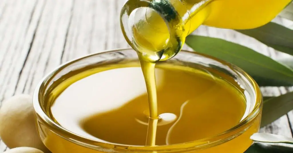 What Does Olive Oil Do To Pizza Dough? 4 olive oil pizza 1 What Does Olive Oil Do To Pizza Dough?