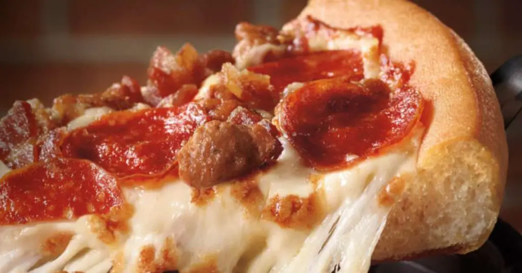 How Many Calories are REALLY in a Slice of Pizza? More Than You Think... 9 pizza hut pan pizza How Many Calories are REALLY in a Slice of Pizza? More Than You Think...