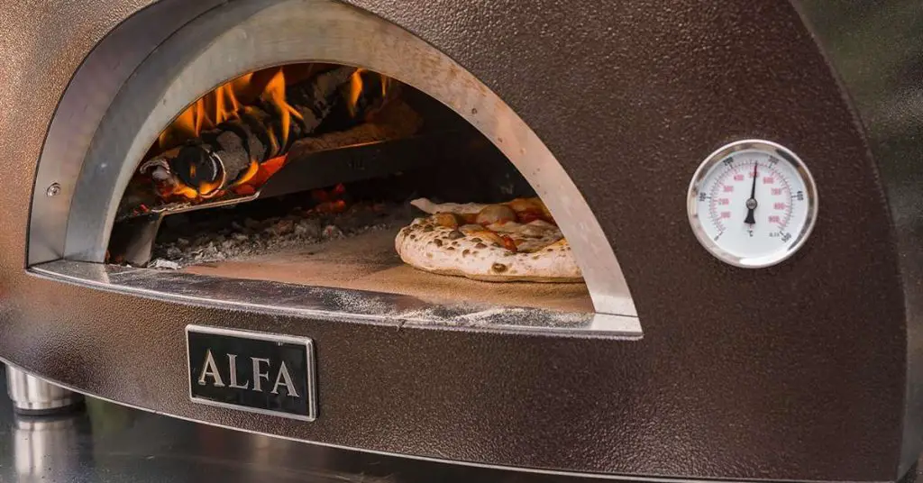 A look at the Alfa Nano pizza oven using wood.