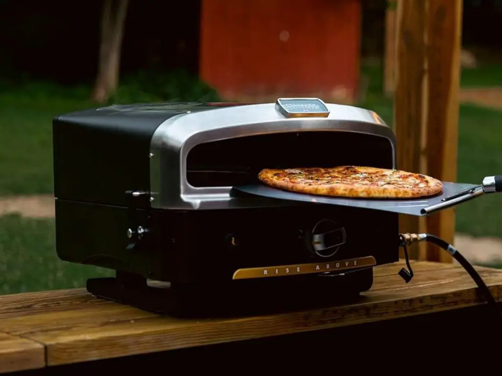 A photo of the Halo Versa 16 natural gas pizza oven.
